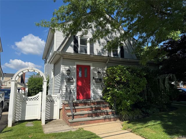 37 Ingraham Lane, New Hyde Park, NY 11040