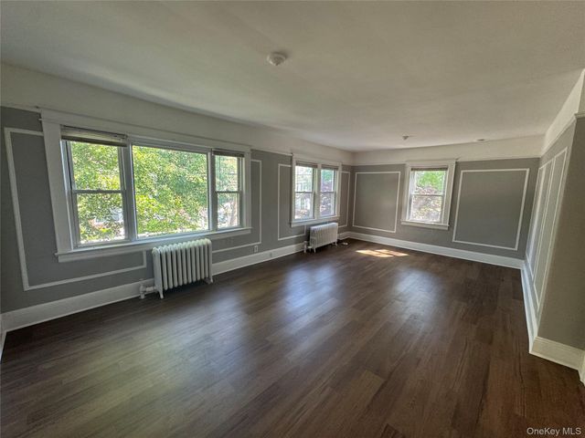 37 Ingraham Lane, New Hyde Park, NY 11040