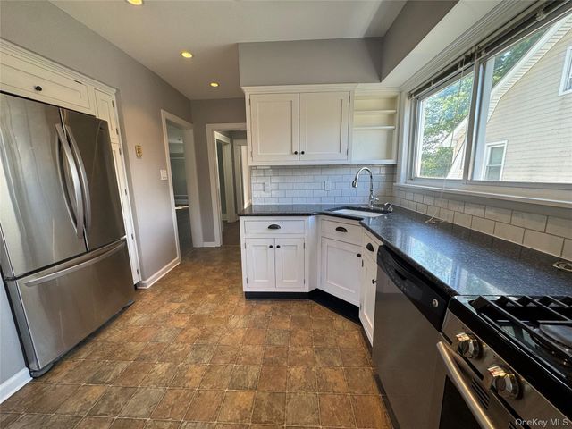 37 Ingraham Lane, New Hyde Park, NY 11040