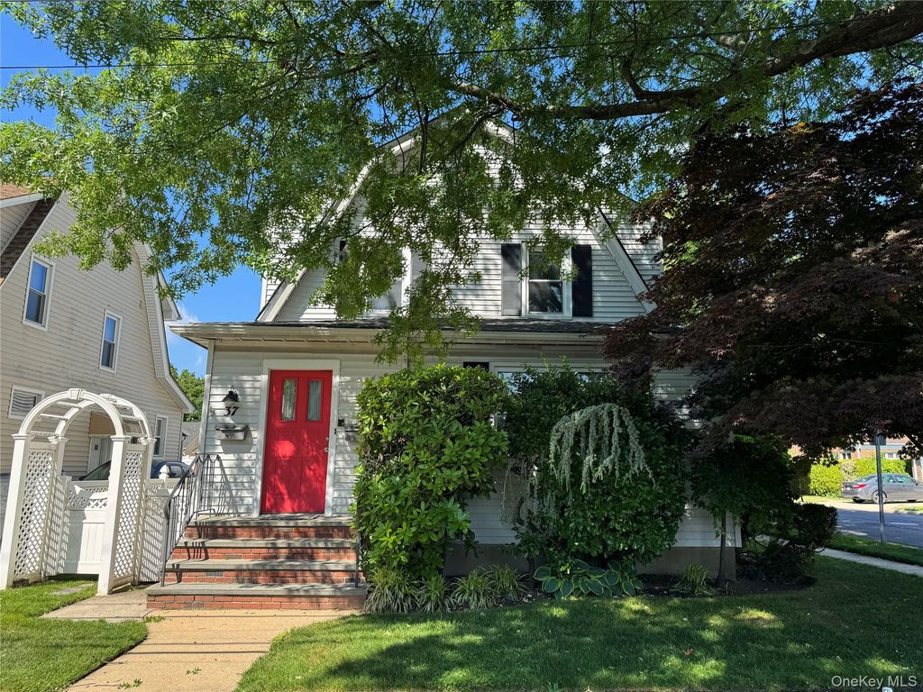 37 Ingraham Lane, New Hyde Park, NY 11040