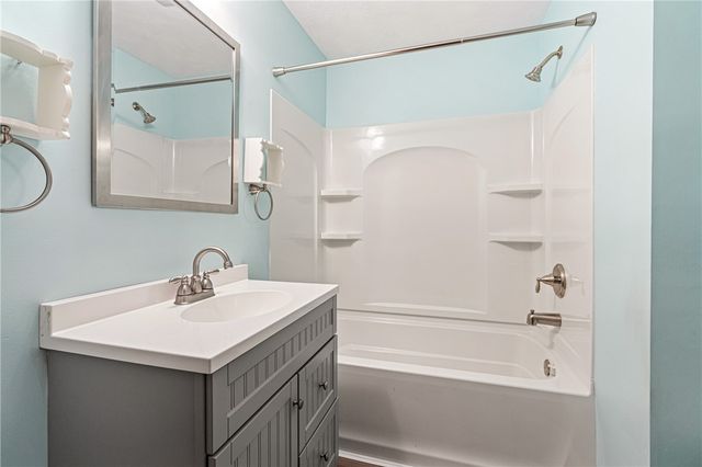 330 Klamath Dr, Robinson Twp, PA 15205
