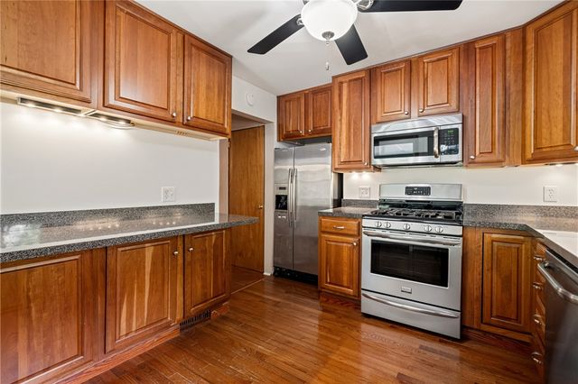 330 Klamath Dr, Robinson Twp, PA 15205