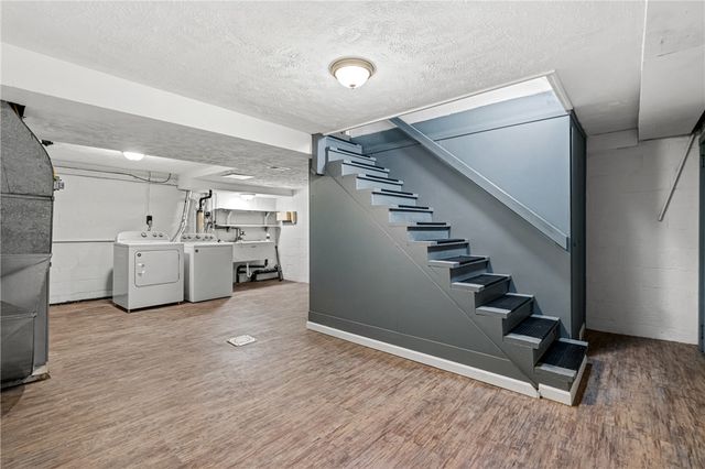 330 Klamath Dr, Robinson Twp, PA 15205