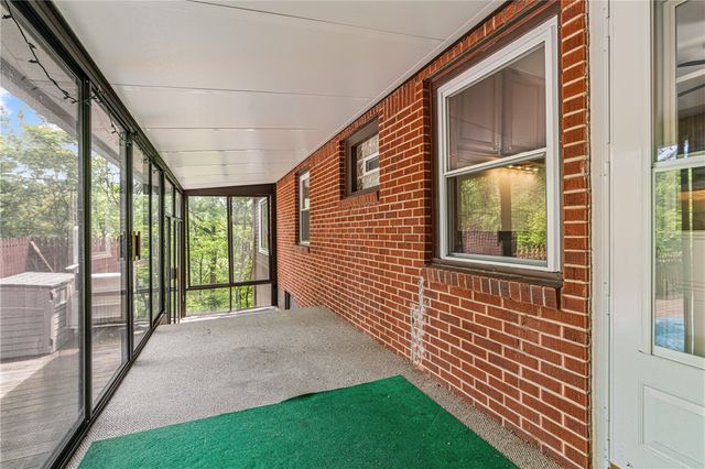 330 Klamath Dr, Robinson Twp, PA 15205