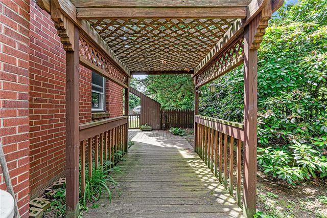 330 Klamath Dr, Robinson Twp, PA 15205