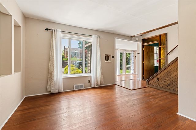 330 Klamath Dr, Robinson Twp, PA 15205