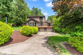 330 Klamath Dr, Robinson Twp, PA 15205