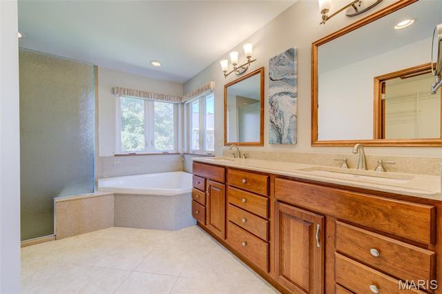 27 Ridge Mount Court, St Charles, MO 63303