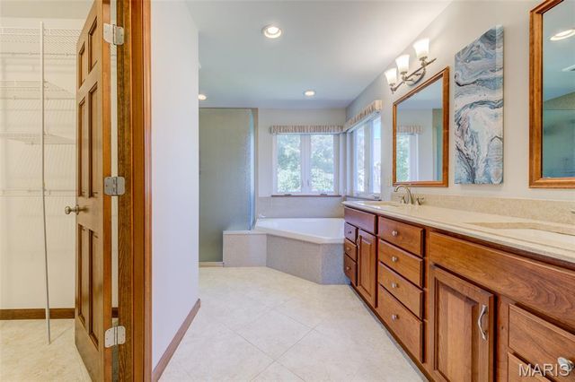 27 Ridge Mount Court, St Charles, MO 63303