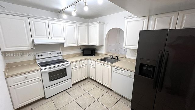 711 N Pine Island Rd 211, Plantation, FL 33324