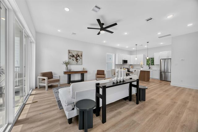 316 Walthall A, Houston, TX 77022