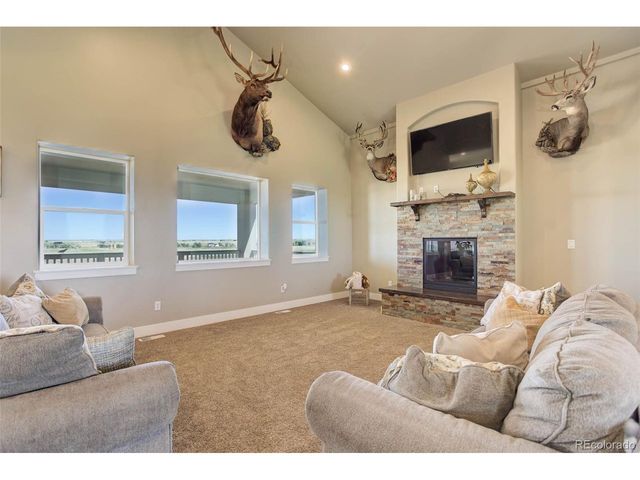 45425 Wolf Creek Dr, Bennett, CO 80102