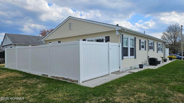 8 Beaumont Court, Toms River, NJ 08757