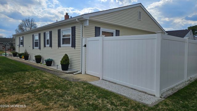 8 Beaumont Court, Toms River, NJ 08757