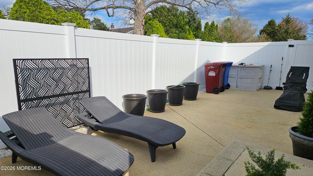 8 Beaumont Court, Toms River, NJ 08757