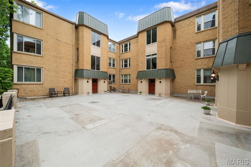 7542 York Drive 3E, St Louis, MO 63105