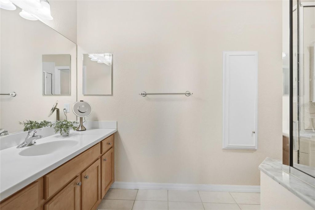 Image 11 of property listing at 811 FAIRWAYCOVE LANE 204, Bradenton, FL 34212