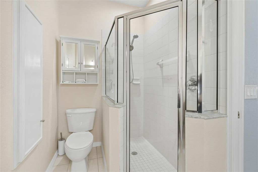 Image 12 of property listing at 811 FAIRWAYCOVE LANE 204, Bradenton, FL 34212