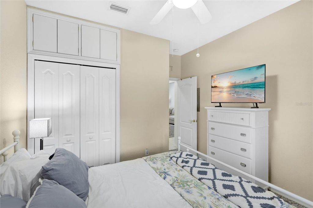 Image 14 of property listing at 811 FAIRWAYCOVE LANE 204, Bradenton, FL 34212