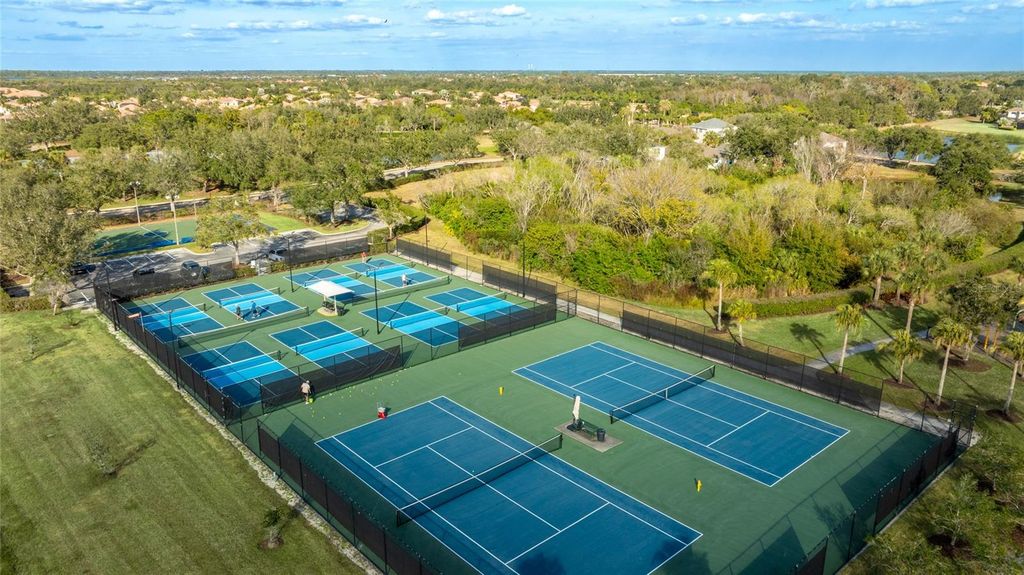 Image 19 of property listing at 811 FAIRWAYCOVE LANE 204, Bradenton, FL 34212