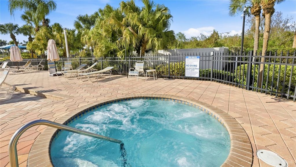 Image 20 of property listing at 811 FAIRWAYCOVE LANE 204, Bradenton, FL 34212