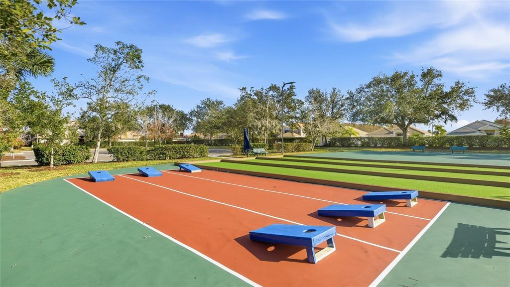 Image 22 of property listing at 811 FAIRWAYCOVE LANE 204, Bradenton, FL 34212