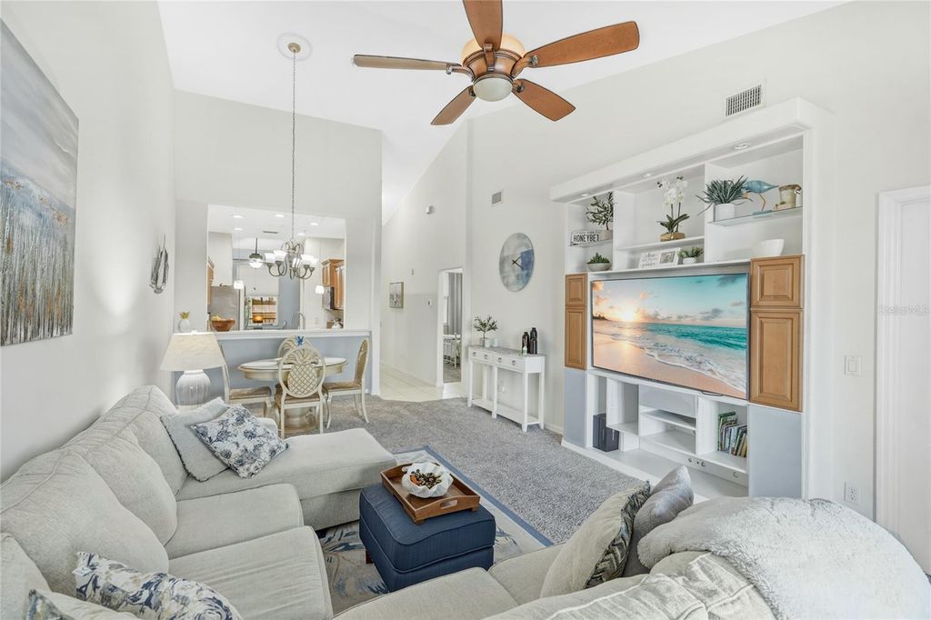 Image 4 of property listing at 811 FAIRWAYCOVE LANE 204, Bradenton, FL 34212