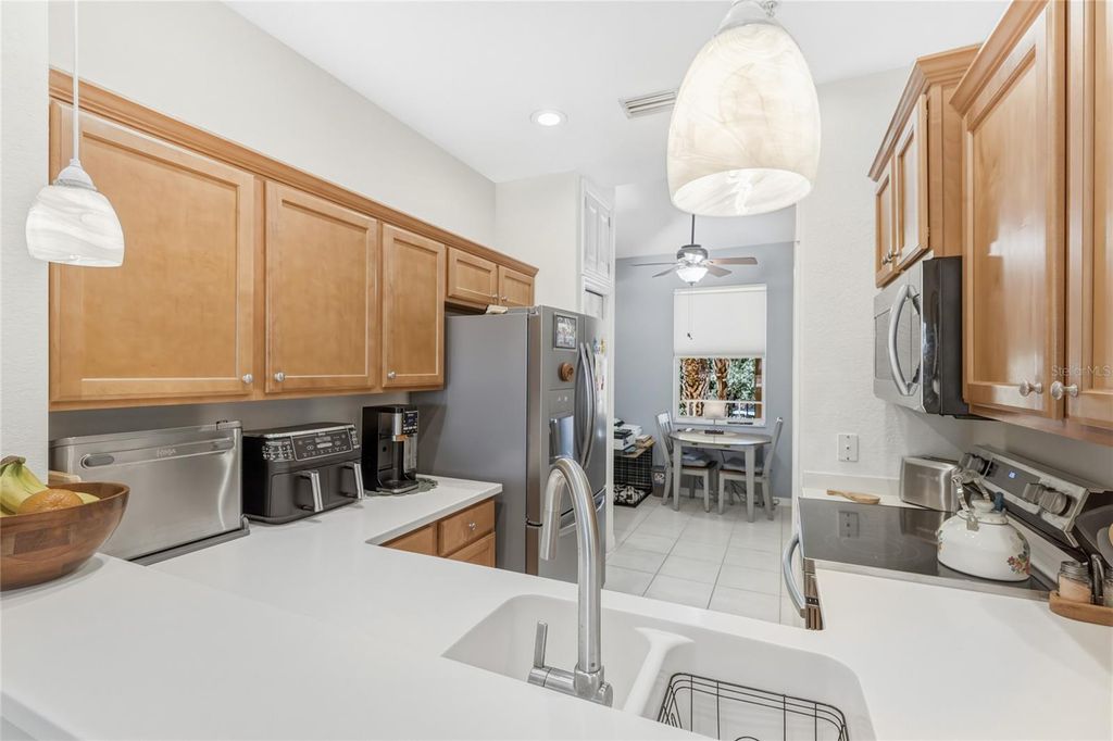 Image 5 of property listing at 811 FAIRWAYCOVE LANE 204, Bradenton, FL 34212