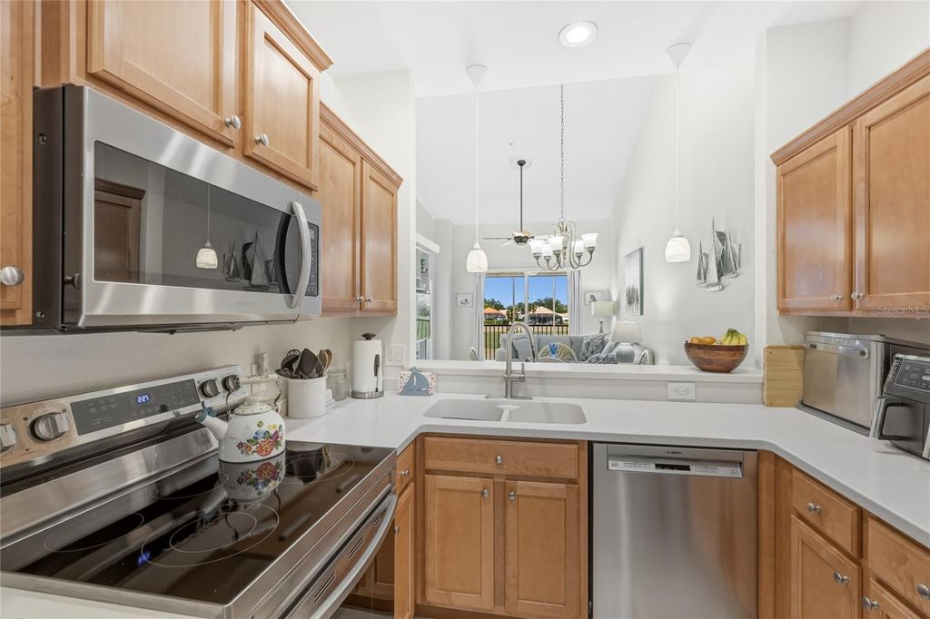 Image 6 of property listing at 811 FAIRWAYCOVE LANE 204, Bradenton, FL 34212