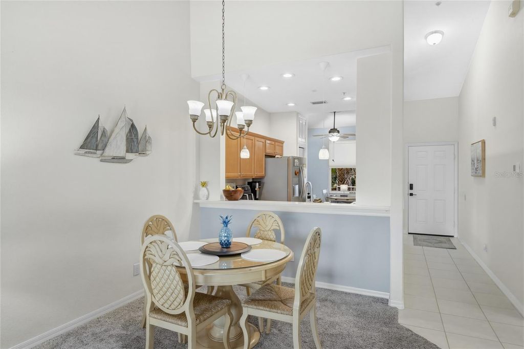 Image 8 of property listing at 811 FAIRWAYCOVE LANE 204, Bradenton, FL 34212