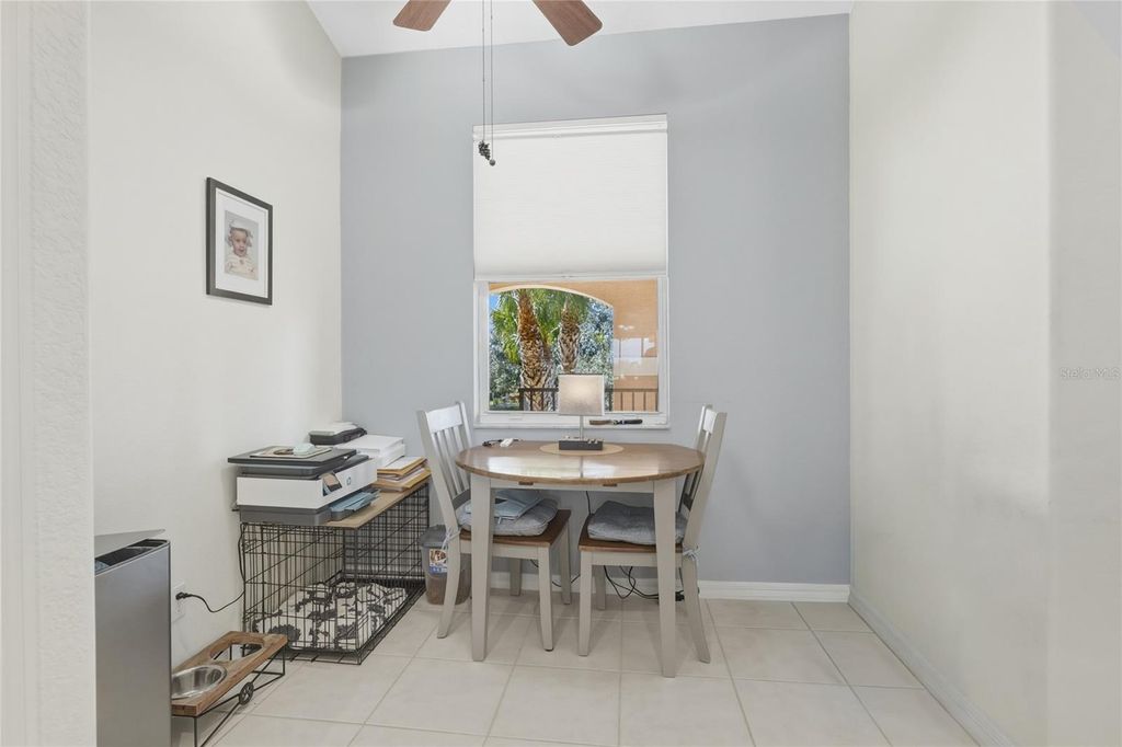 Image 9 of property listing at 811 FAIRWAYCOVE LANE 204, Bradenton, FL 34212