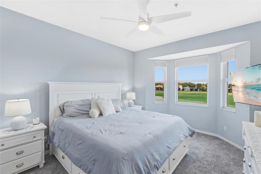 Image 10 of property listing at 811 FAIRWAYCOVE LANE 204, Bradenton, FL 34212