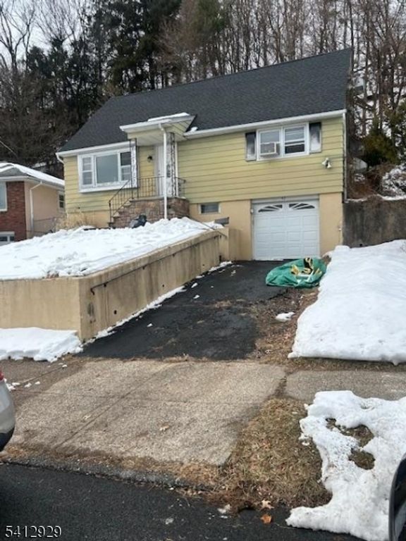 43 Dewey St, Clifton City, NJ 07013