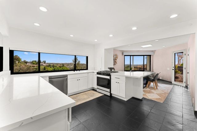 7949 Pasadena Avenue, La Mesa, CA 91941