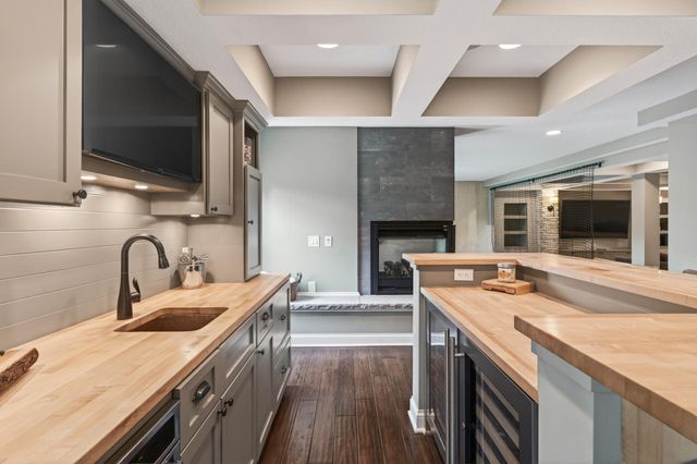 9081 Harrow Way, Eden Prairie, MN 55347