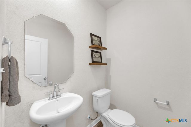 206 Bankside Drive, Hutto, TX 78634