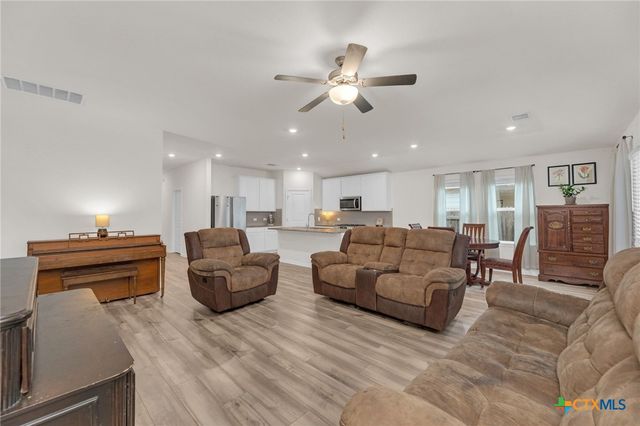 206 Bankside Drive, Hutto, TX 78634