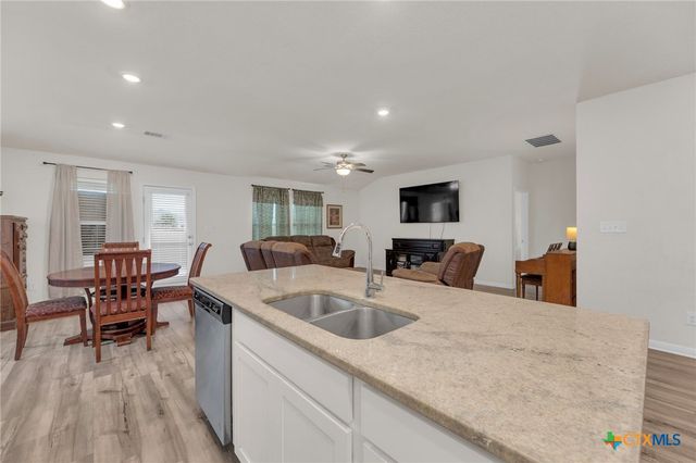 206 Bankside Drive, Hutto, TX 78634