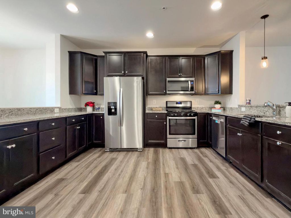 Image 10 of property listing at 306 BUCKEYE CIR, La Plata, MD 20646