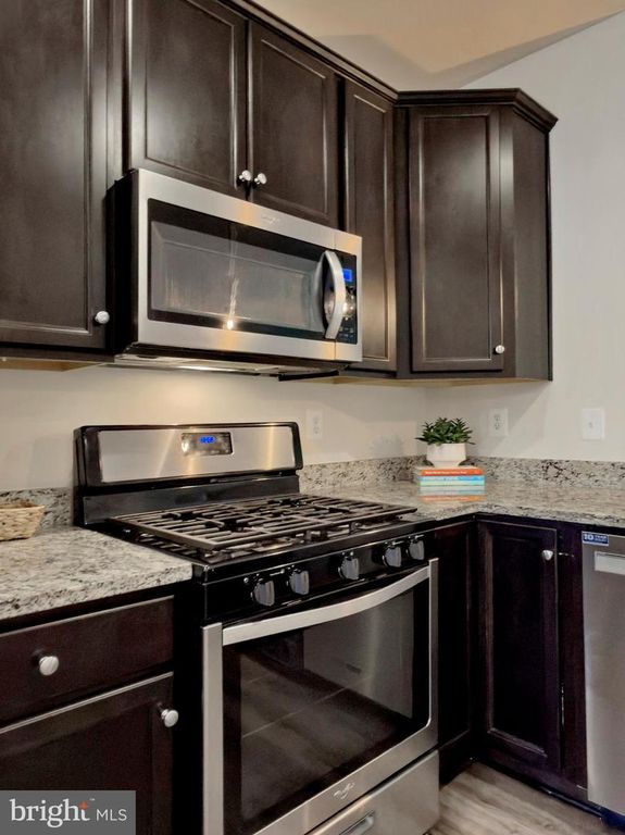 Image 11 of property listing at 306 BUCKEYE CIR, La Plata, MD 20646