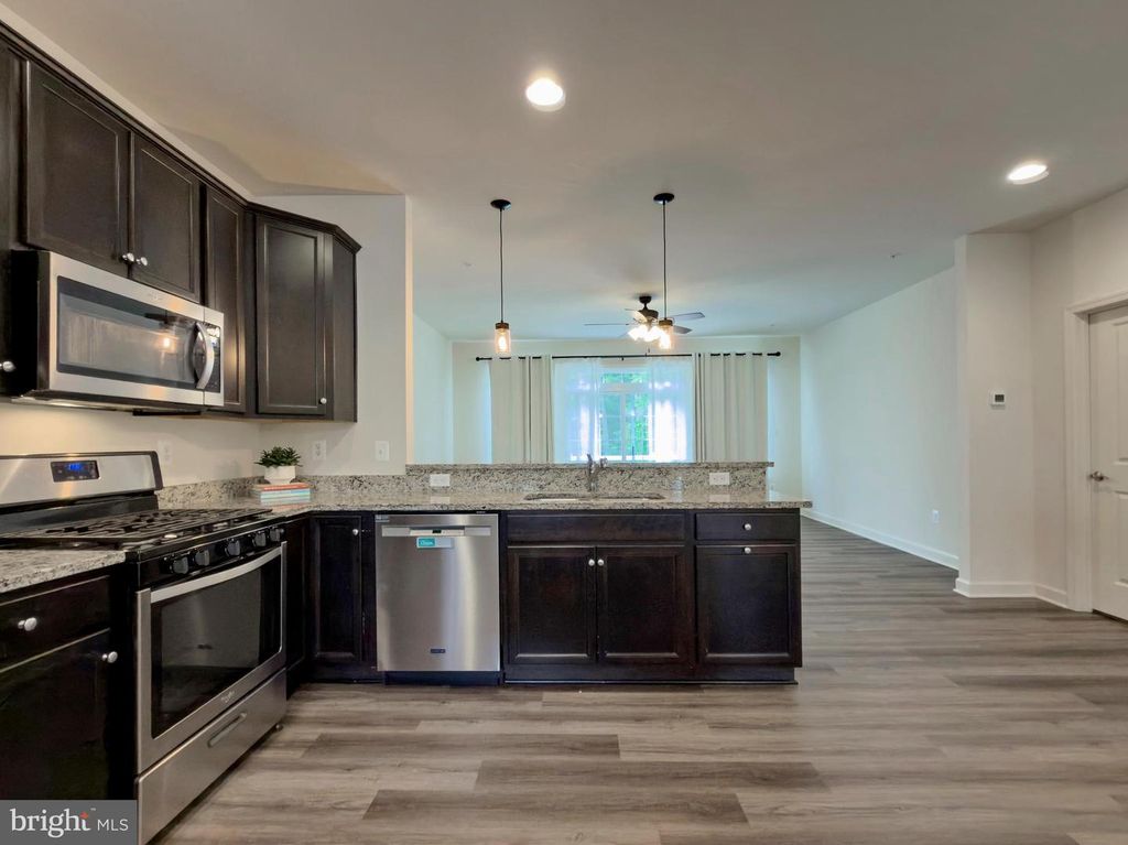 Image 12 of property listing at 306 BUCKEYE CIR, La Plata, MD 20646