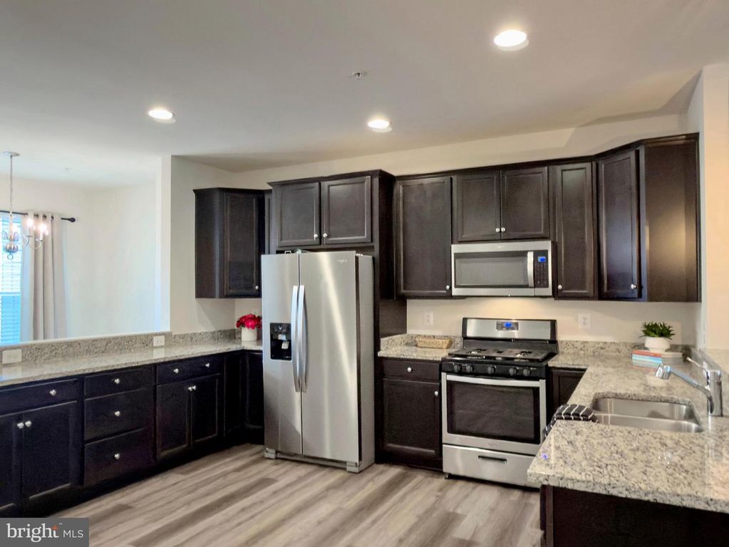 Image 14 of property listing at 306 BUCKEYE CIR, La Plata, MD 20646
