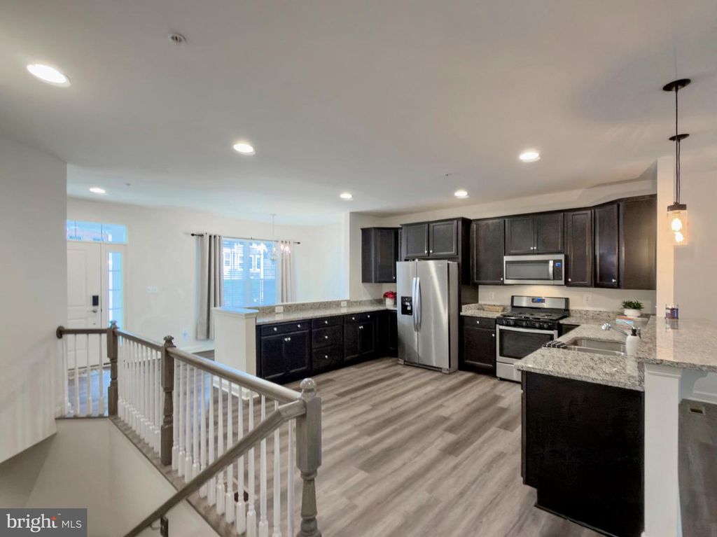 Image 16 of property listing at 306 BUCKEYE CIR, La Plata, MD 20646