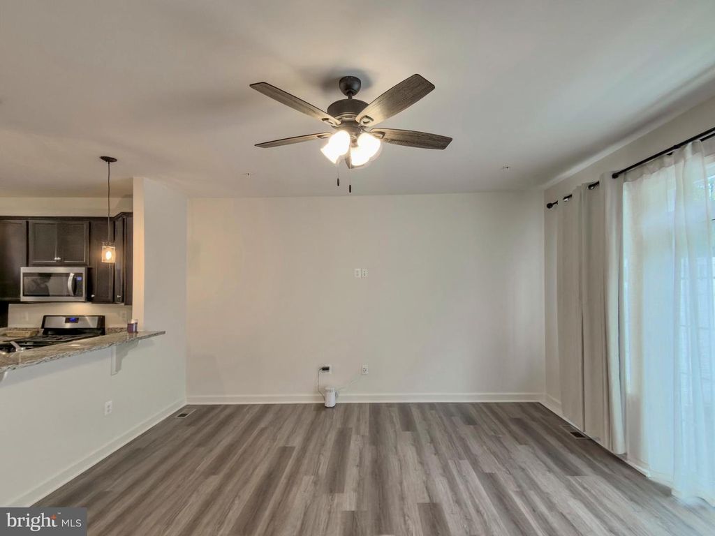 Image 18 of property listing at 306 BUCKEYE CIR, La Plata, MD 20646