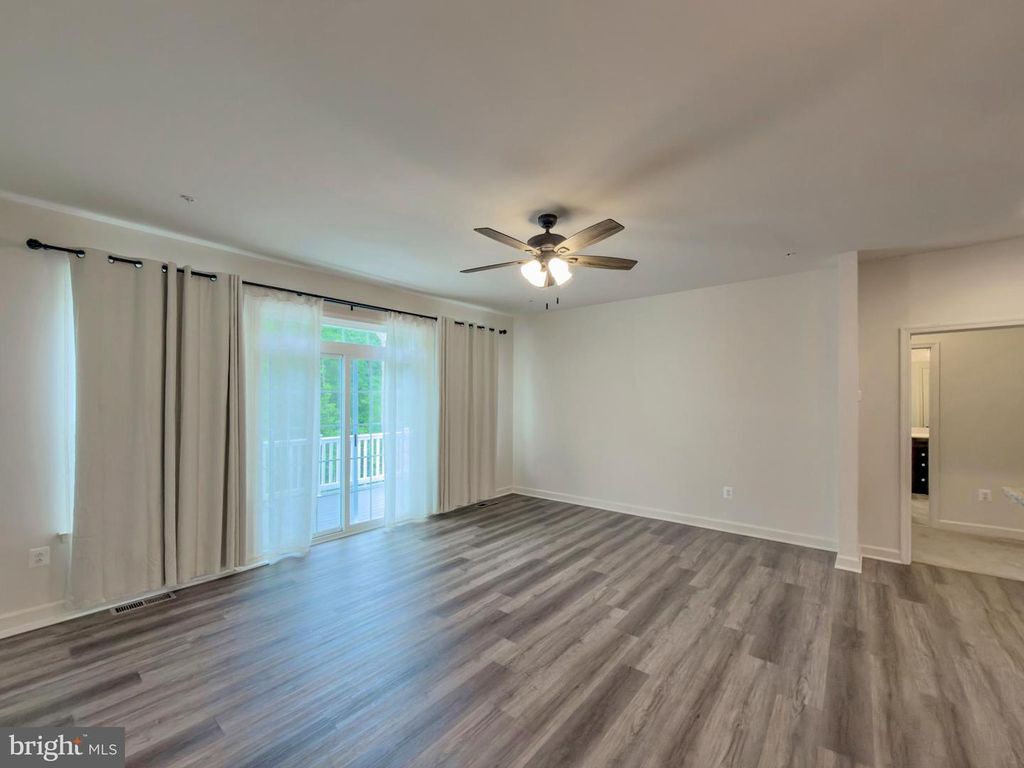 Image 20 of property listing at 306 BUCKEYE CIR, La Plata, MD 20646