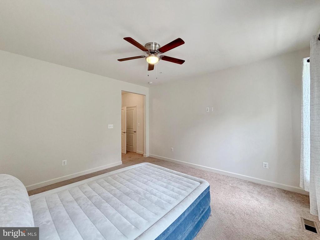 Image 25 of property listing at 306 BUCKEYE CIR, La Plata, MD 20646