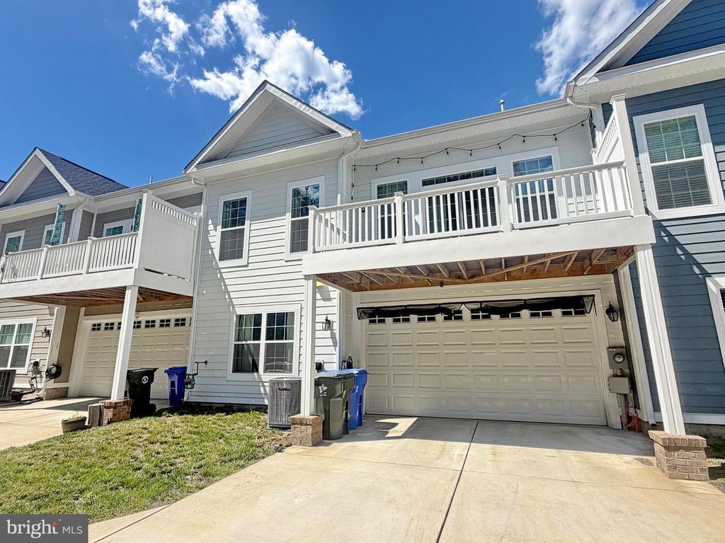 Image 5 of property listing at 306 BUCKEYE CIR, La Plata, MD 20646