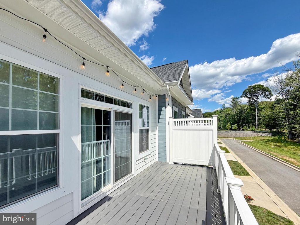 Image 6 of property listing at 306 BUCKEYE CIR, La Plata, MD 20646