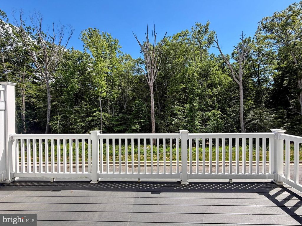 Image 7 of property listing at 306 BUCKEYE CIR, La Plata, MD 20646