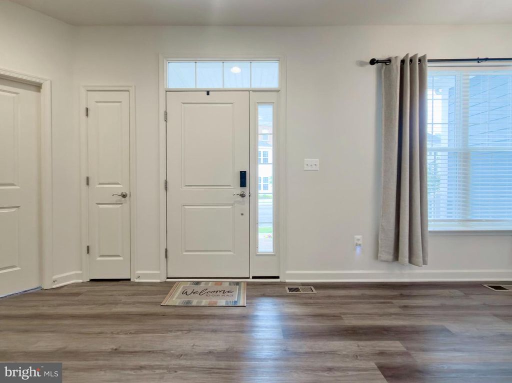 Image 8 of property listing at 306 BUCKEYE CIR, La Plata, MD 20646